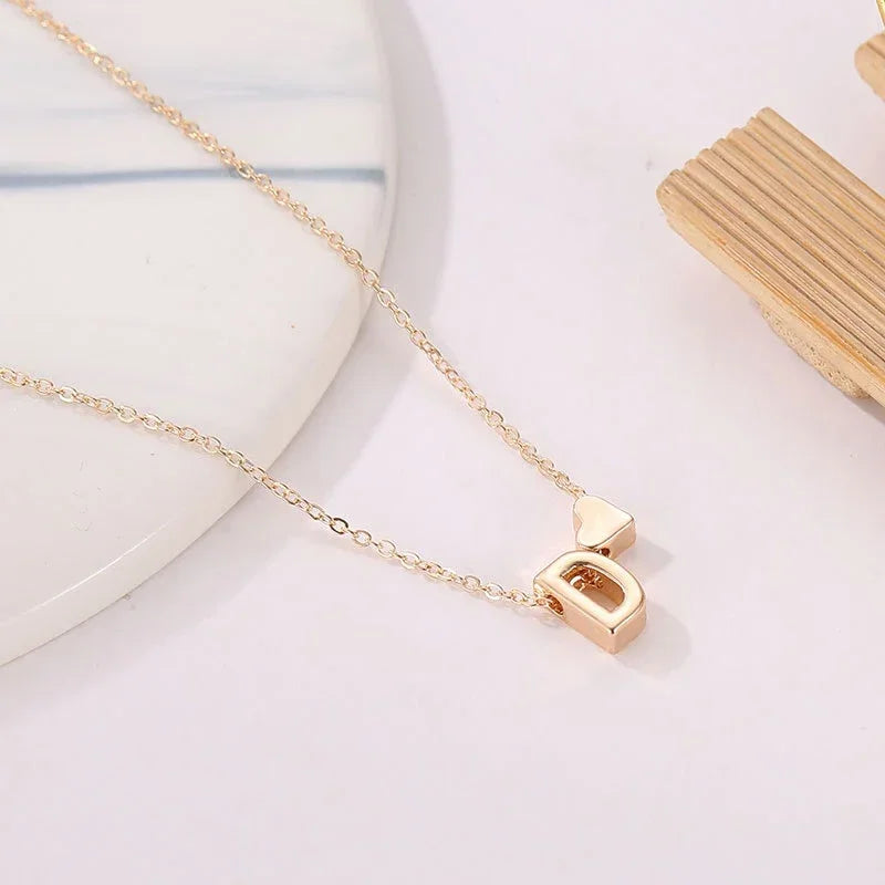Collier élégant en or avec initiale en forme de cœur