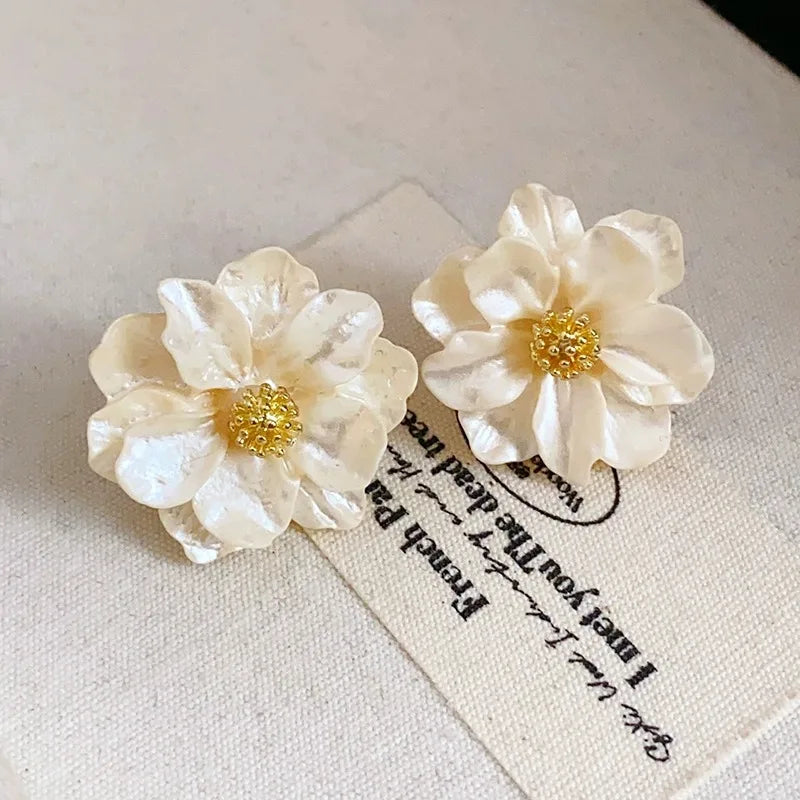 Boucles d’oreilles clous chic fleur en acrylique blanc