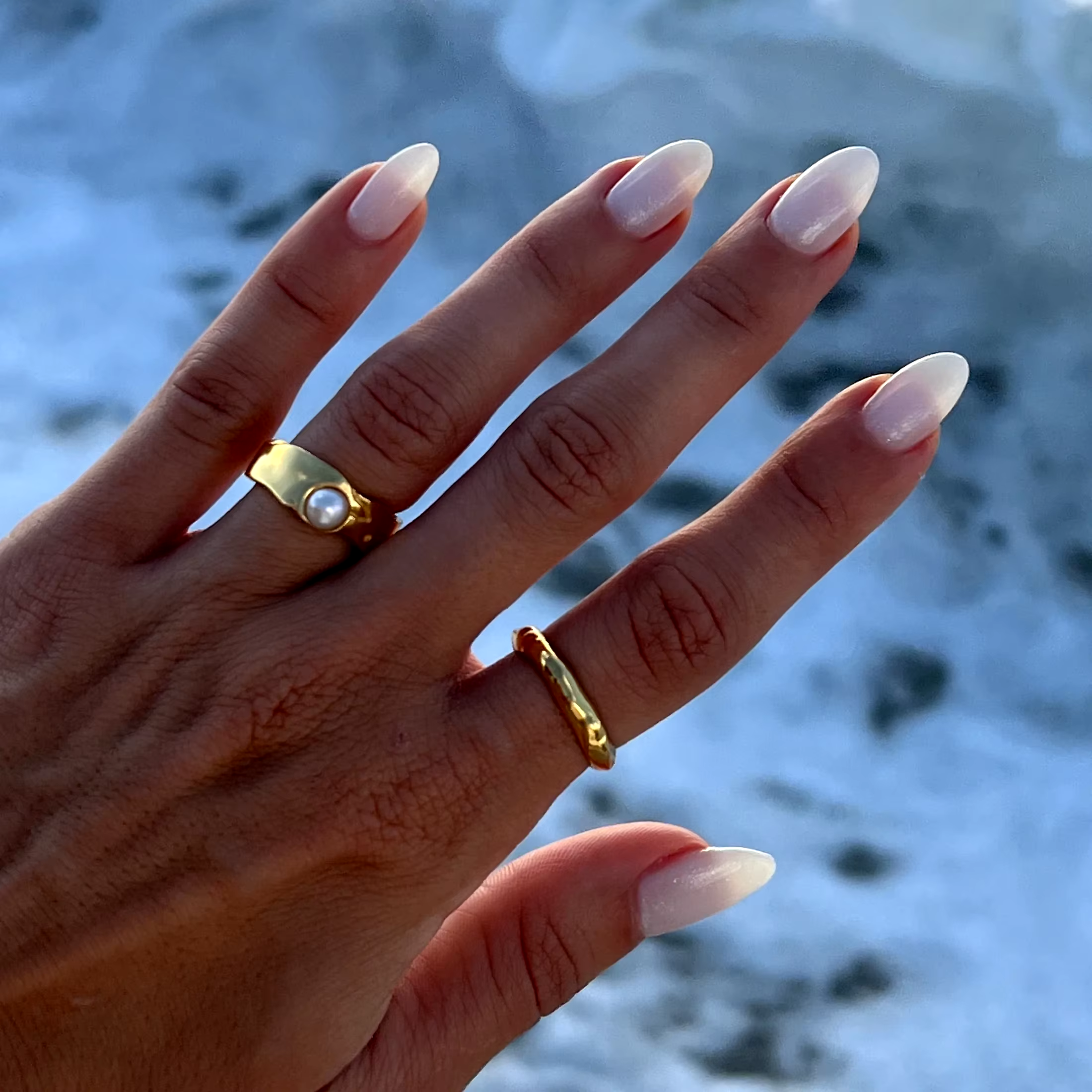 Bague élégante en or avec perle naturelle