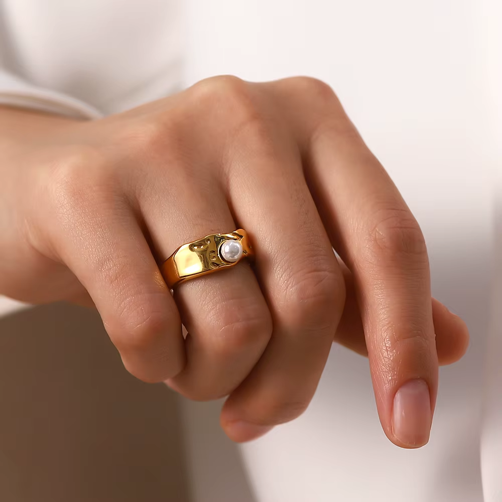 Bague élégante en or avec perle naturelle