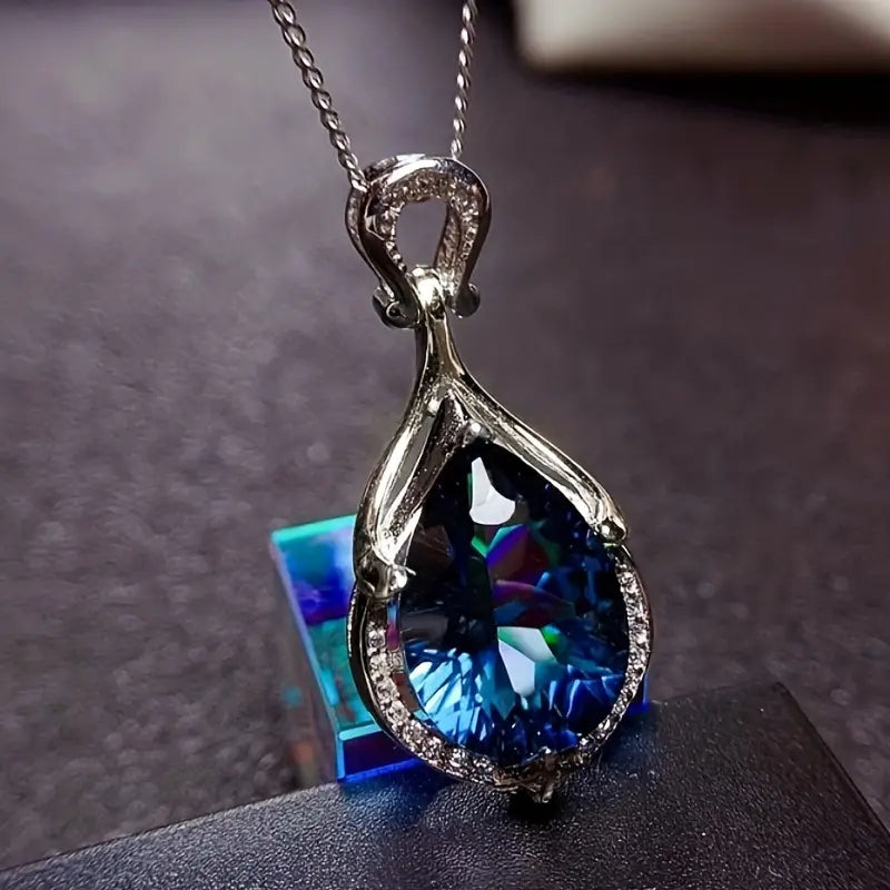 Collier en argent avec pendentif en saphir en forme de goutte