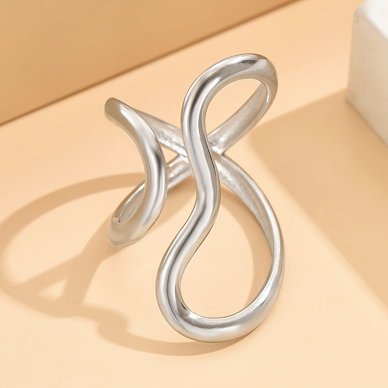 Bague chic à vague asymétrique
