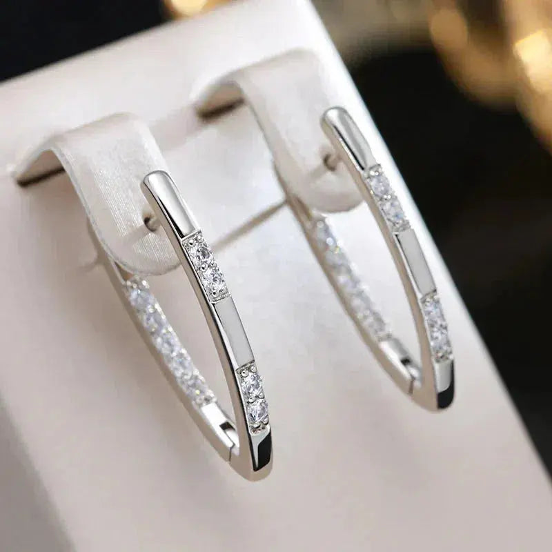 Boucles d’oreilles sophistiquées avec pierres de zircon