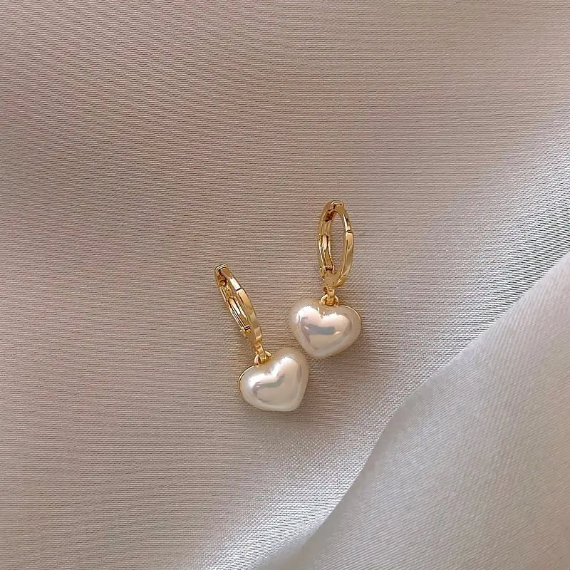 Boucles d’oreilles pendantes en or avec cœur et perle