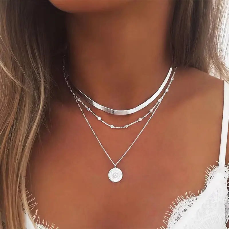 Ensemble de colliers superposés en argent avec ras-du-cou et pendentif