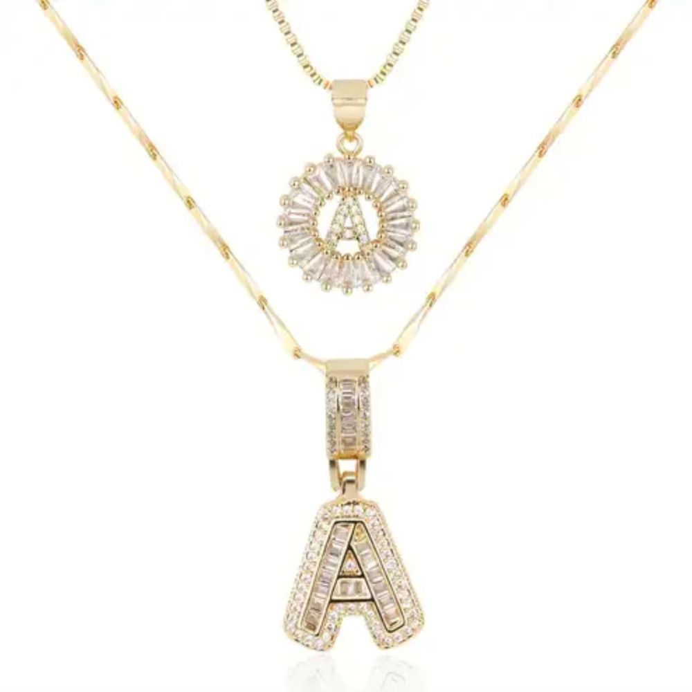 Ensemble de colliers avec lettre initiale pavée