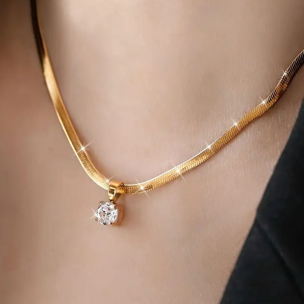 Collier pendentif en or avec strass élégant