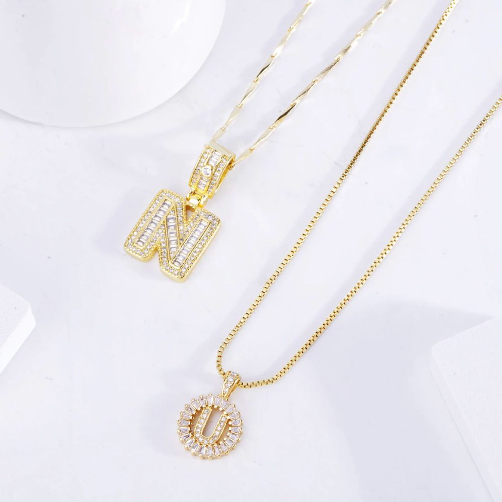 Ensemble de colliers avec lettre initiale pavée