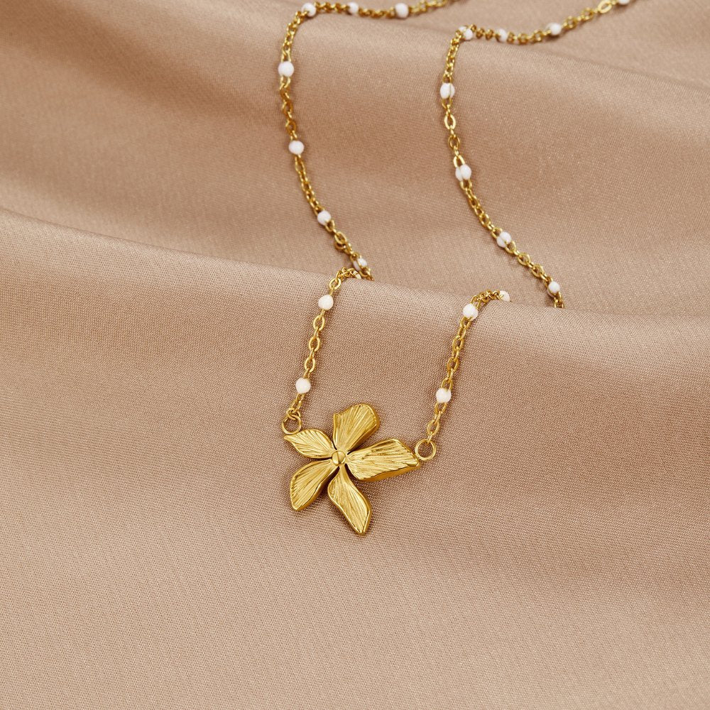 Collier élégant avec fleur en or