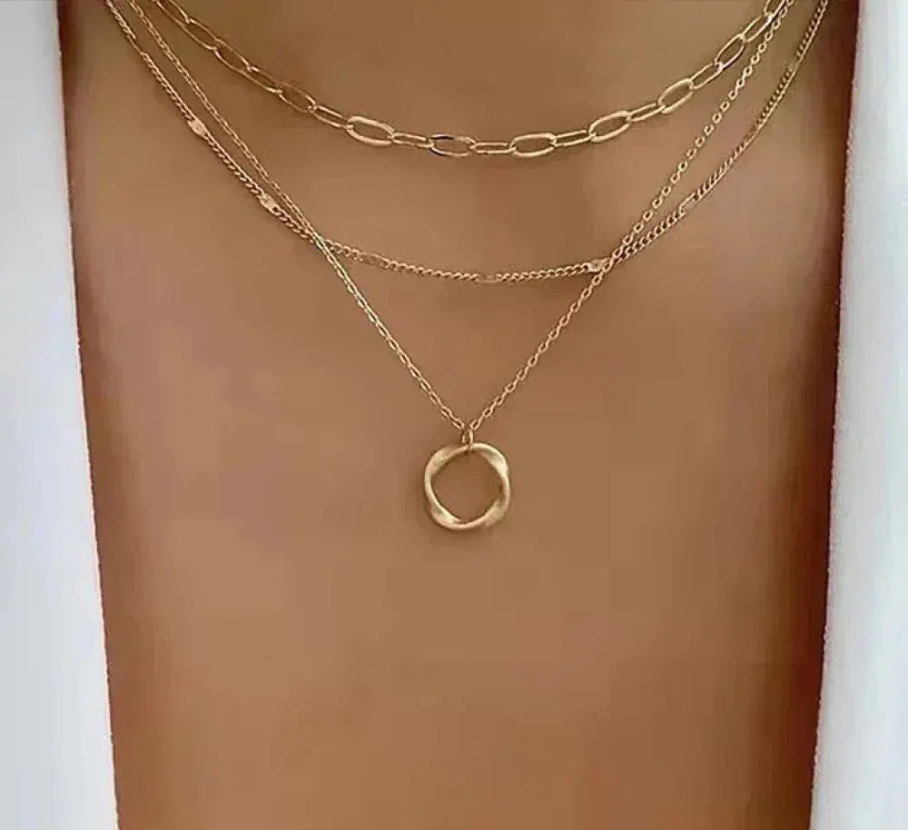 Collier classique en or à couches superposées avec pendentif