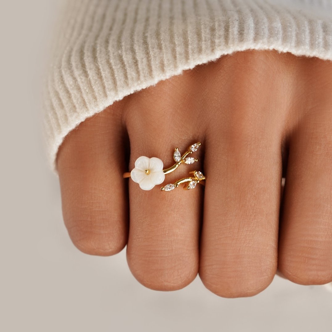 Bague ouverte en or avec motifs floraux et feuilles
