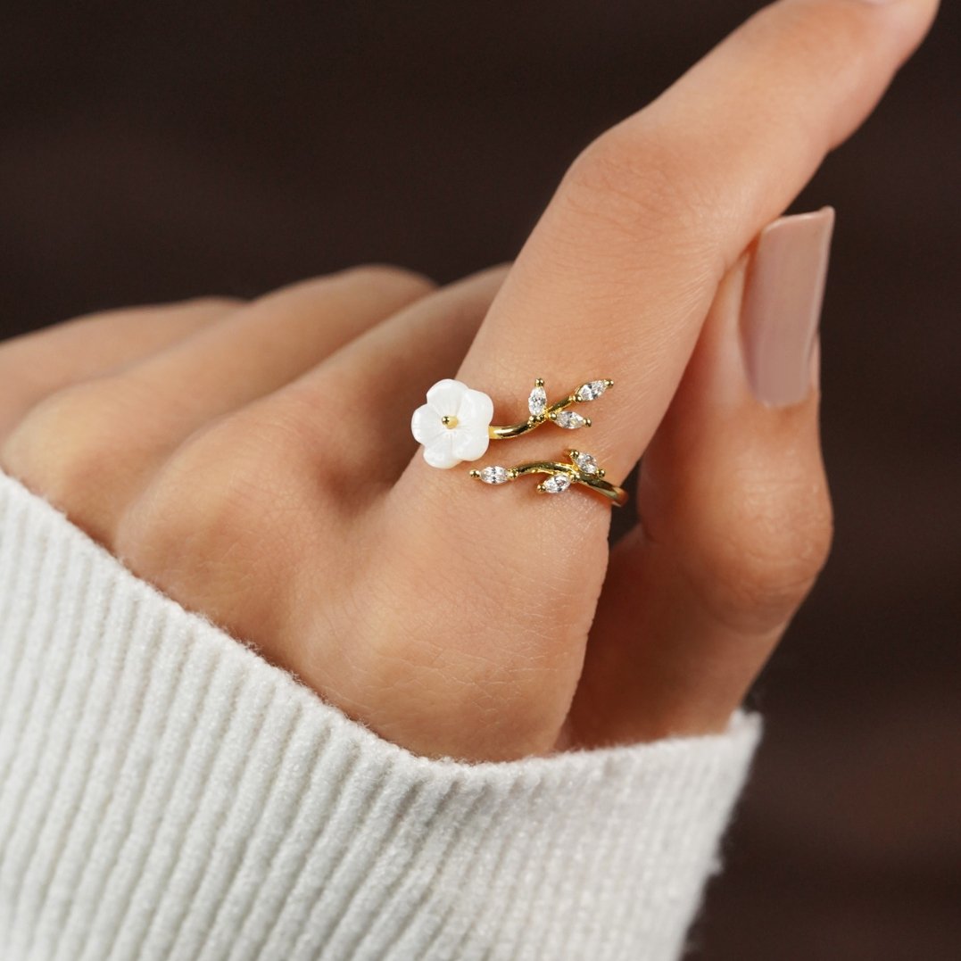 Bague ouverte en or avec motifs floraux et feuilles