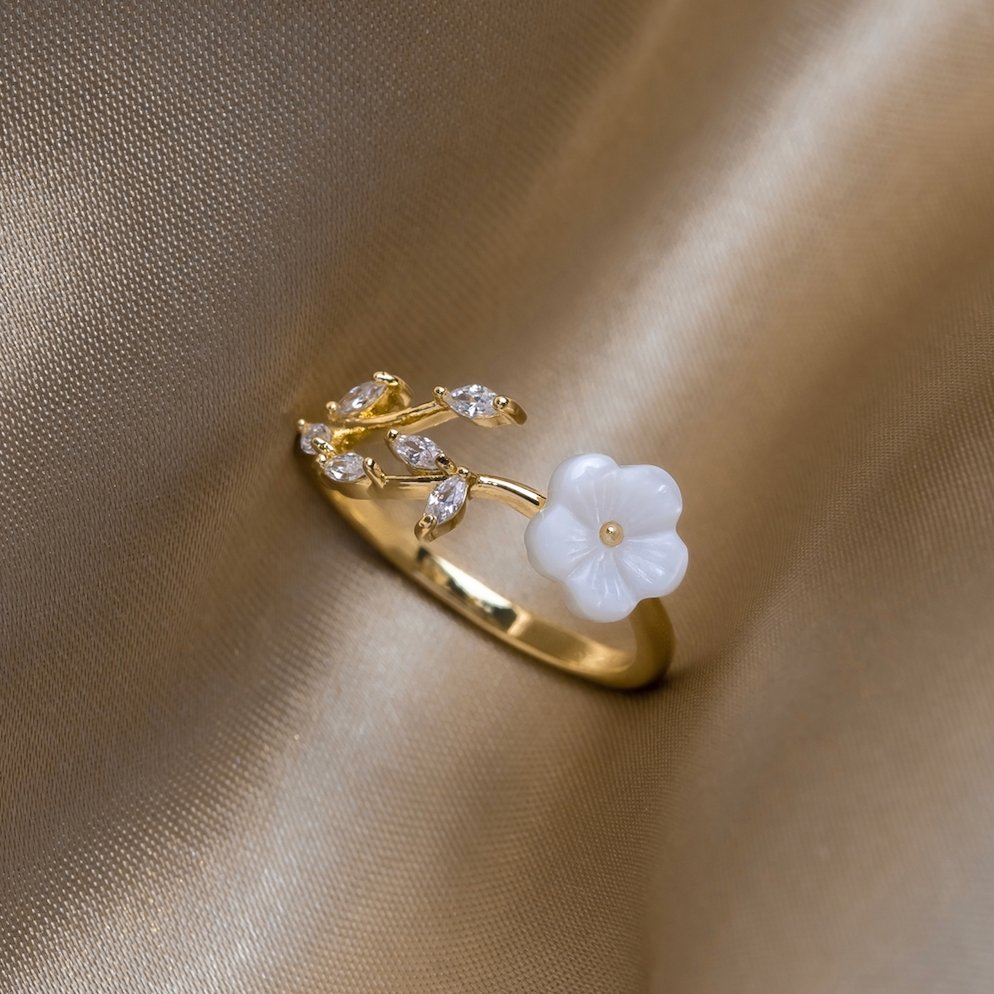 Bague ouverte en or avec motifs floraux et feuilles