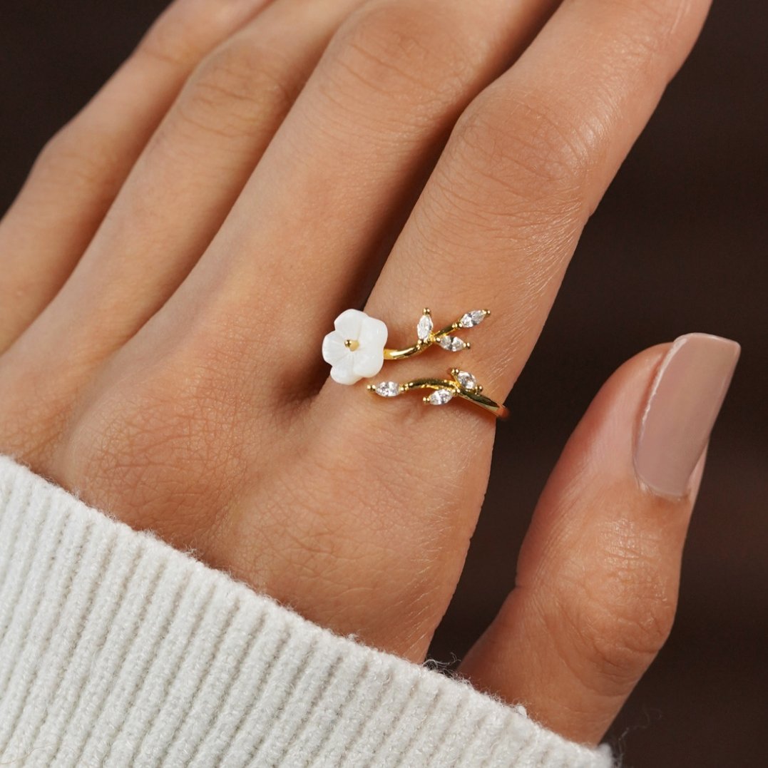 Bague ouverte en or avec motifs floraux et feuilles