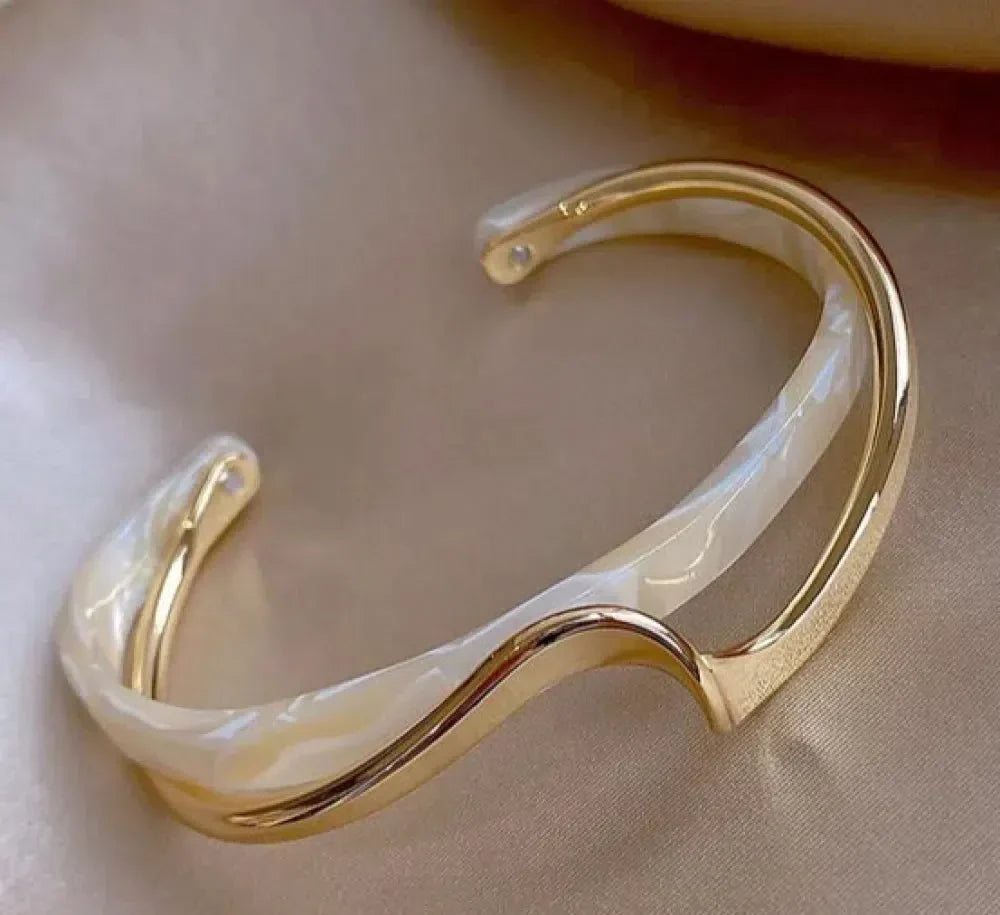Élégant bracelet doré avec opale blanche